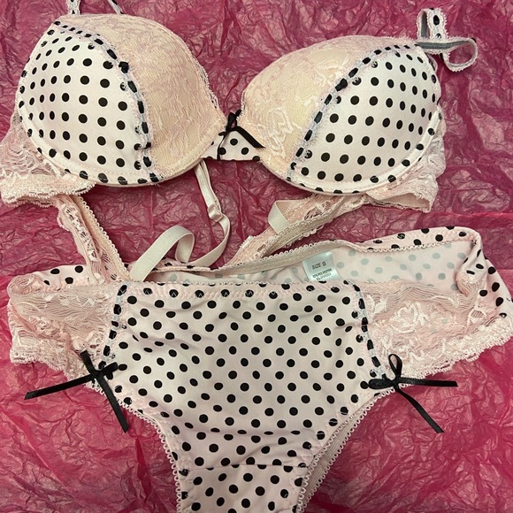 Lingerie - Picture 3 of 4